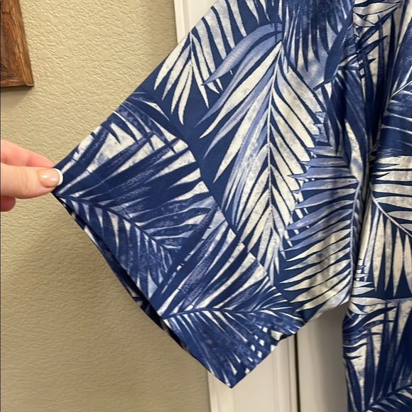 🏝️Men’s TOMMY BAHAMA SILK Blue and White Tropical Print Button Down Shirt.  XL - Picture 3 of 5